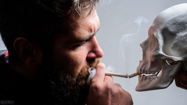 抽一根烟少活多久，一天抽一包多烟的人（上了年纪到底还该不该戒烟）