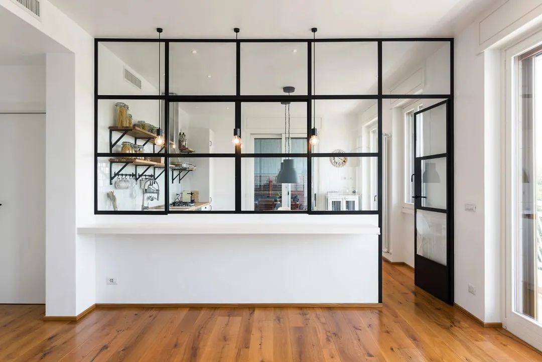 隔断,通透明亮的材质搭配铁件框架,而几何的方格造型看起来相当干净