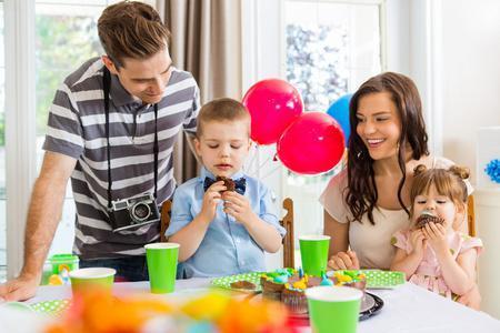 阴历是农历吗还是阳历，阴历是农历（该按照“阴历还是阳历”）