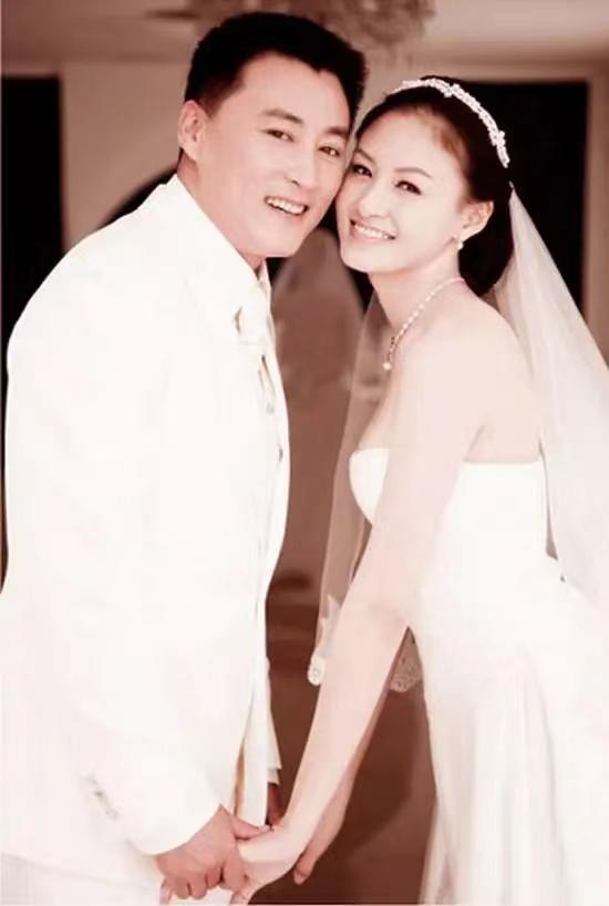 演员刘小锋：娶小16岁娇妻，婚后胖若两人，今51岁胖到观众认不出