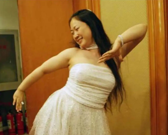芙蓉姐姐整容前照片，芙蓉姐整容了吗（从扮丑网红到亿万富婆）