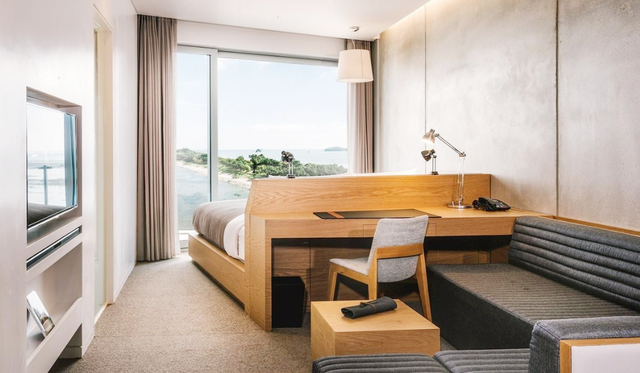 卧室床东西放还是南北放好，室内的床东西放还是南北放好（也要学邻居这样摆床）