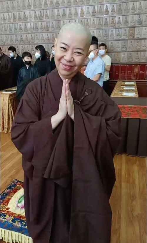 王祖贤个人资料，王祖贤个人资料简介身高（55岁王祖贤素颜现身海外寺庙）
