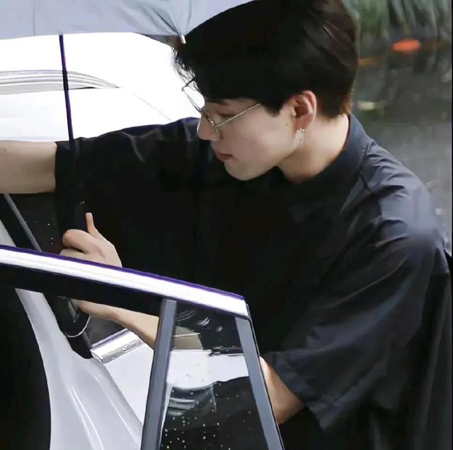 情侣头像，酷酷又拽微信，情侣头像，酷酷又拽（很酷的真人情侣头像）