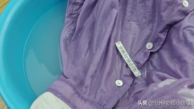 衣服受潮了有霉斑怎么处理呢，衣服受潮发霉后如何清洗（衣服霉斑多难洗掉）