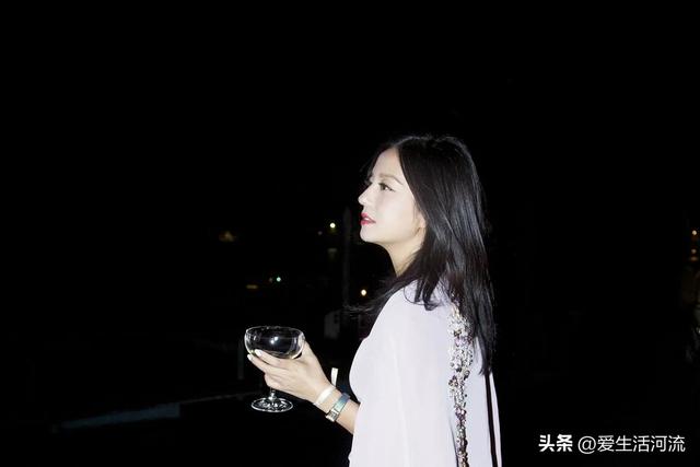 女演员赵薇现在在哪里，消失一年半后现身北京