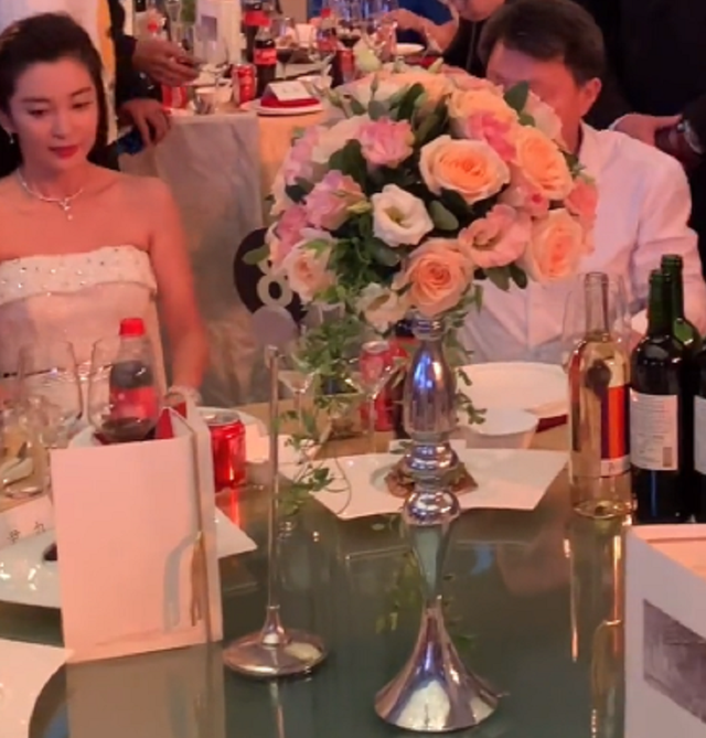 圈内聚餐太现实！李冰冰与博纳老总同席，四线小花弯腰向大佬示好
