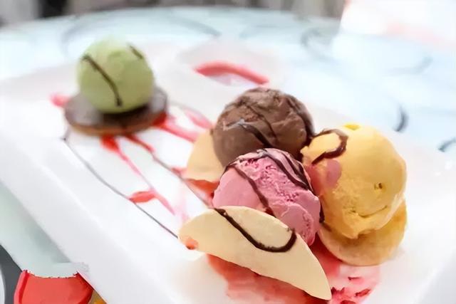 如何自己做冰激凌，怎么自己做冰激凌（自己在家制作冰淇淋）