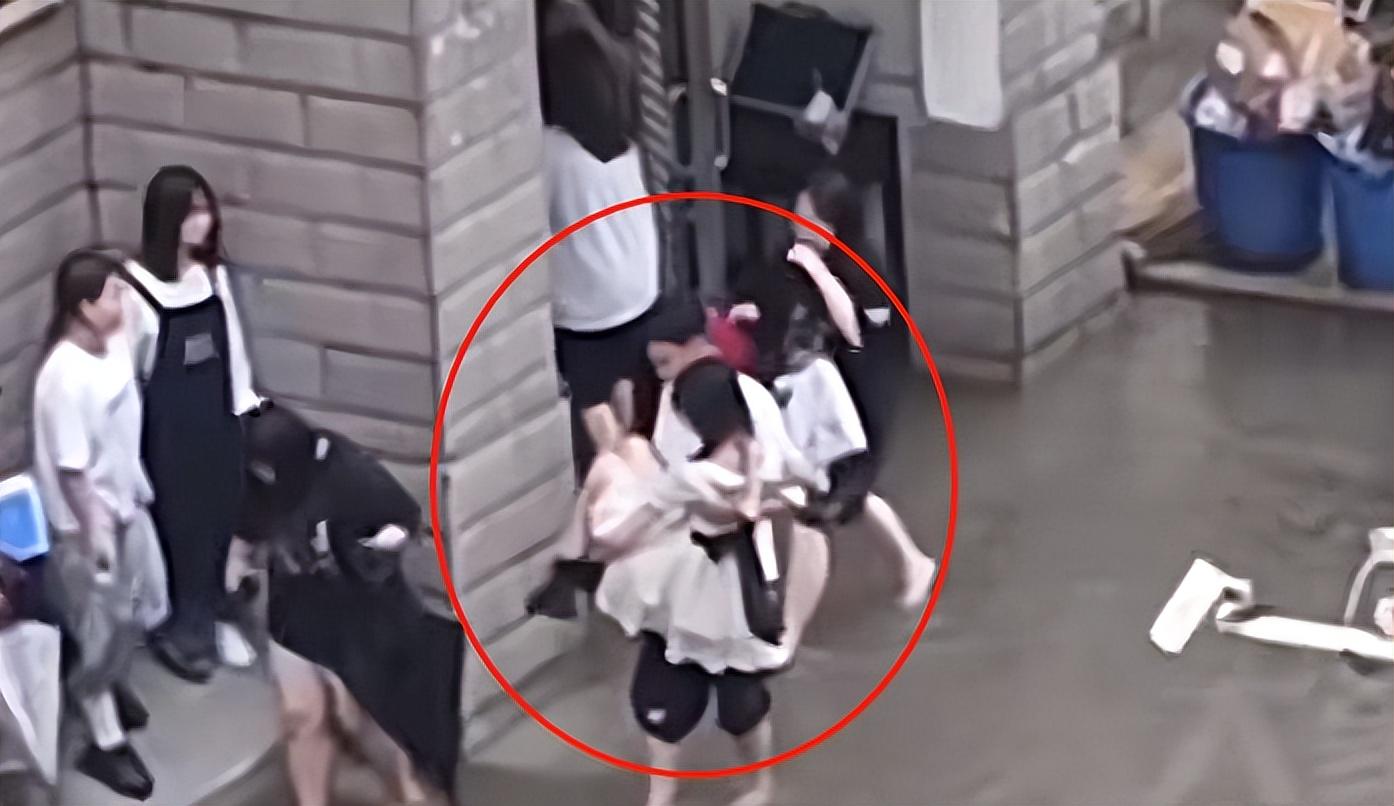 这个学校的男生宿舍火了（学校公寓积水）