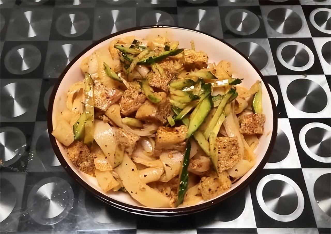 陕西人家的特色小吃烙面皮，自己在家就能做，你学会了吗？