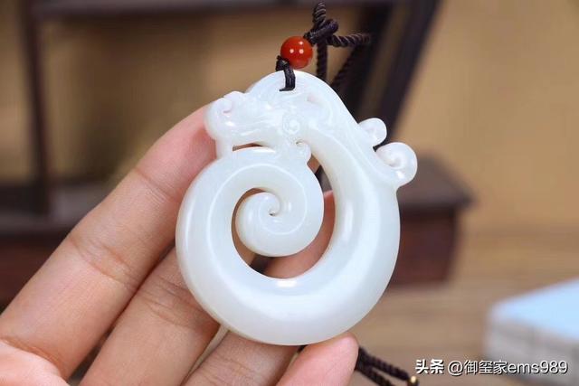 和田玉什么颜色最好，翡翠的价格一般在多少（和田玉选什么颜色最好）