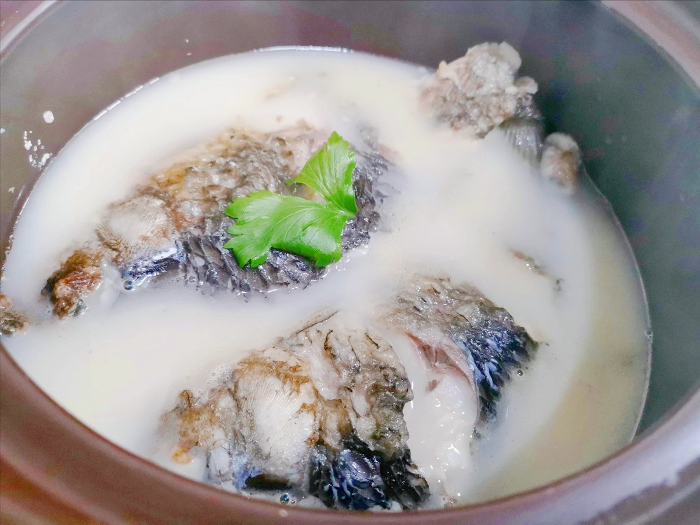 清炖鲫鱼汤简易做法揭秘：为何饭店汤更鲜美？家常也能熬出奶白浓香好味道