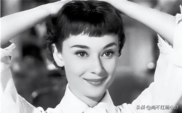奥黛丽赫本发型，什么是赫本头（女人保持体态和气质比扮嫩老去更美）