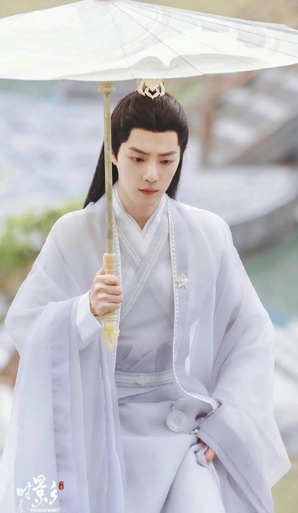 剧中肖战无论长发束发,每一幕都好看到能截图当桌布的程度,仙气四溢又