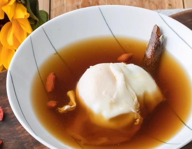 红糖鸡蛋水的功效与作用，红糖冲鸡蛋有什么作用与功效（常喝红糖鸡蛋水的女人）