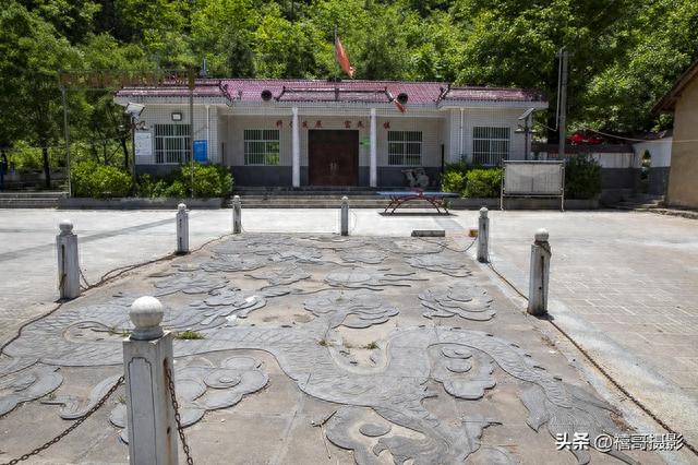 走，西口看黑龙洞去