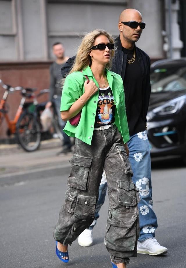 工装裤搭配禁忌，女黑工装裤搭什么上衣合适（直接一条“工装裤”就能满足）