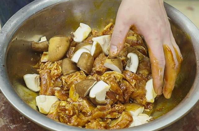 猪排骨怎样做好吃，排骨的正确做法最简单的（香到骨头里）