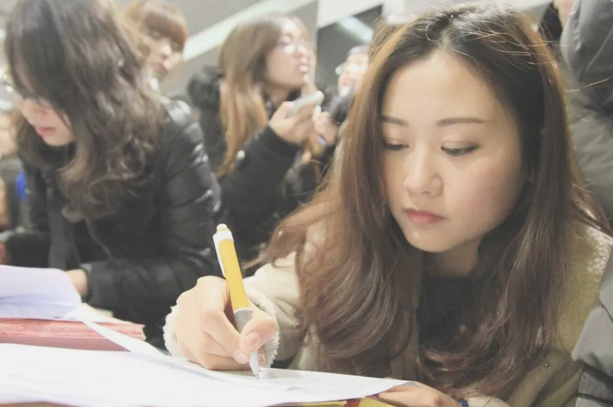 中学校长教师（中学教师穿紧身衣上课）