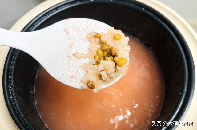 沥米饭煮多久沥起来，沥米饭怎么煮好吃（仿佛一下子回到了当初那个炊烟袅袅的乡村）