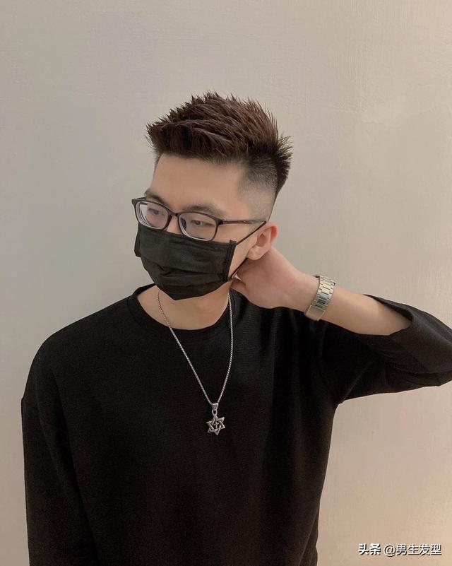 男圆脸适合什么发型，圆脸适合什么发型女2022图片（夏天男生别乱剪头发）