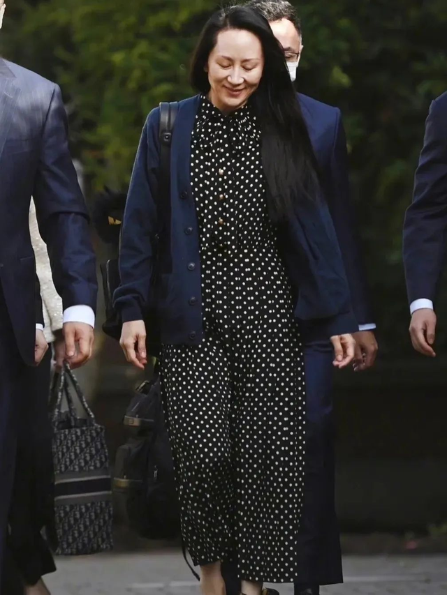 服装颜色搭配的技巧，服装服饰颜色搭配技巧（“配色”才是决定高级、优雅的关键）