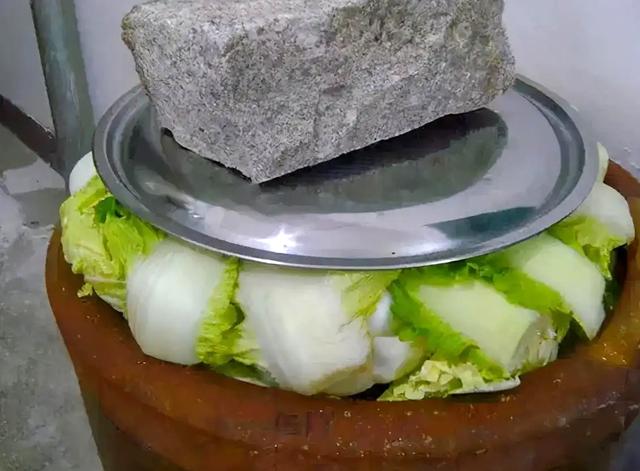 冻肉怎么做酸菜白肉，冻肉怎么做酸菜白肉好吃（传承了3000年的老坛酸菜）