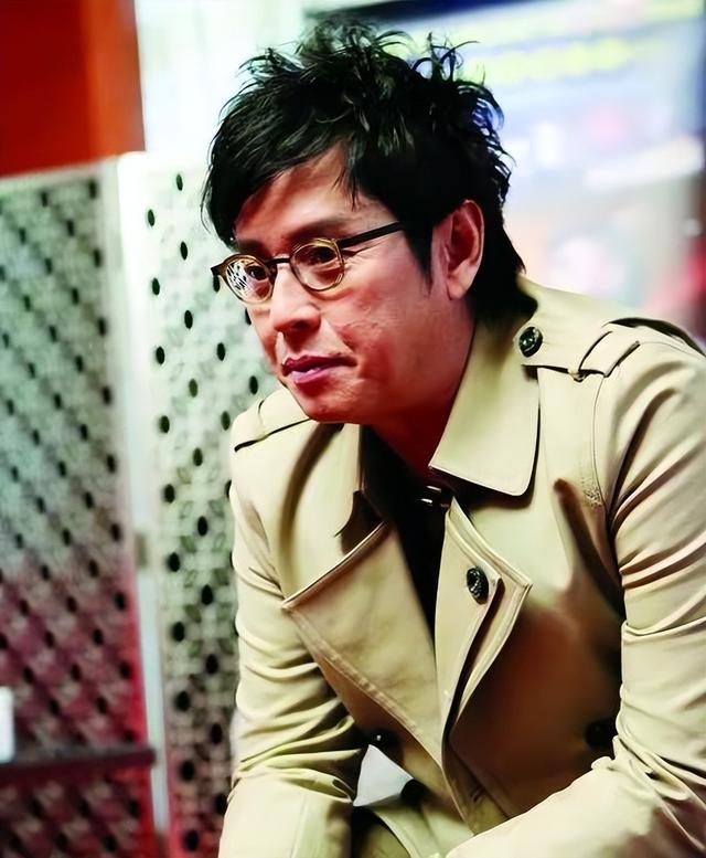 把朱咏婷扶正后，谭咏麟和原配杨洁薇，人生差距一个天一个地