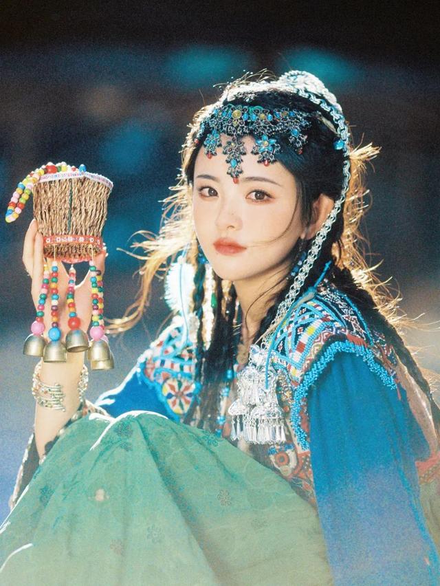 如何化彩妆，如何化彩妆教程视频教程（新手一看就会的4个万能妆容公式）