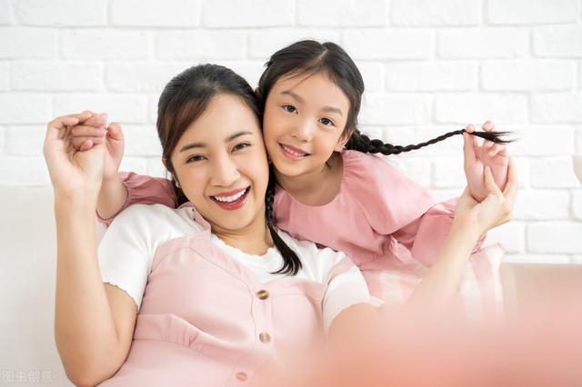 形容笑容很灿烂的句子，笑容灿烂的唯美句子（你的笑容，恰似万丈光芒）