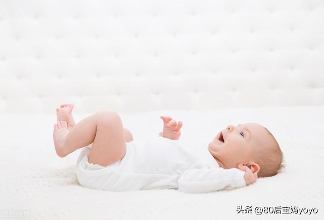 两个月婴儿发育正常表现，两个月婴儿发育正常表现图片（宝宝0~6个月的成长变化总结之第二个月）