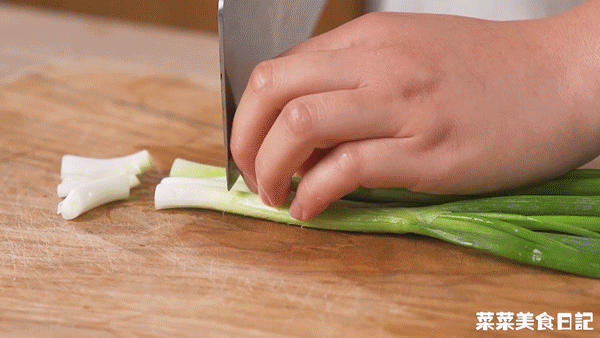 芥末鱿鱼的做法，芥末拌的烤鱿鱼怎么做（烫5秒就上桌，鲜嫩弹牙）