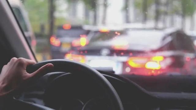 滴滴网约车vs出租车哪个更有优势，为何大家宁愿路边等网约车