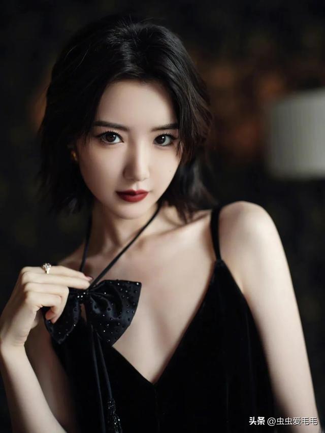 毛晓彤颜值巅峰，是真的美到发光了吗