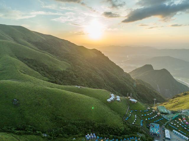 武功山旅游攻略，江西武功山旅游攻略（武功山顶露营看日落是什么体验）