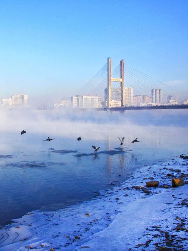 吉林市这座公园，地处松花江畔，赏凇、戏雪、遛娃的打卡地