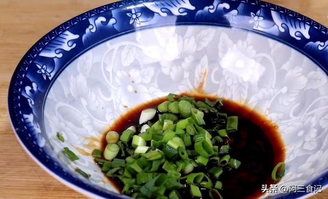 如何将水煮荷包蛋做得完整、好吃，如何将水煮荷包蛋做得完整,好吃又简单（切记不要直接下锅煮）