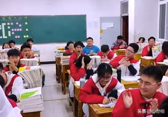 老师宣布各科月考，第一次月考结束了,老师把（老师宣布月考各科第1名）