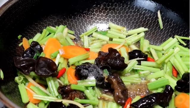 芹菜木耳做法大全家常窍门，芹菜和木耳搭配