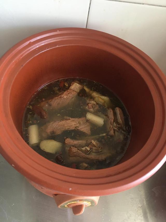 牛排骨的家常做法，家常牛排骨怎么做好吃（牛排骨的简单美味做法）