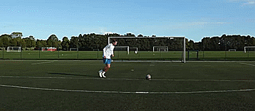 足球防守员的注意事项，足球前锋注意事项（用这四招助你在场上摆脱压力永不丢球）