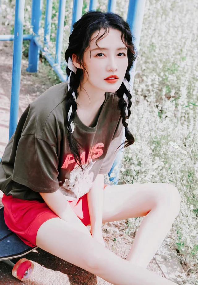 夏天穿红色t恤好看吗，夏天红色t恤怎么搭配（李沁咖啡色印花T恤配红色短裤）