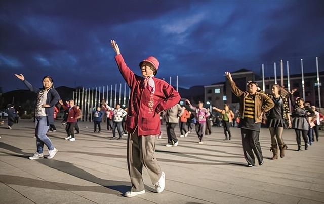 老年人适合做什么户外运动，哪些户外运动适合老年人（专家支持老年朋友多进行这几项户外运动）