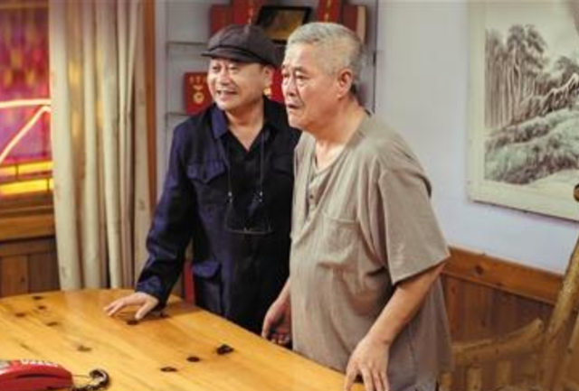 65岁赵本山的晚年生活曝光：在家玩钓鱼游戏，爱徒陪着下军棋