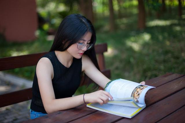 有品位女人发朋友圈，有品位女人发朋友圈的说说短语（怎么看一个女人有没有品位）