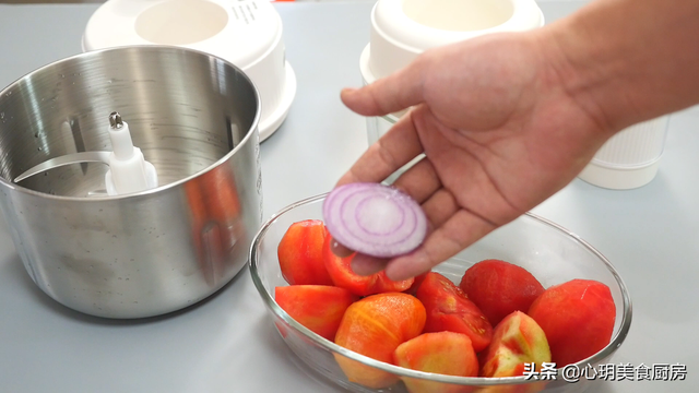 如何在家做番茄酱，怎样在家做番茄酱（再搅一搅就能变成番茄酱沙司）