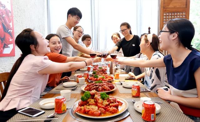 两家亲家聚餐开场白，两家吃定亲饭开场白（说什么开场白能显得大方得体）