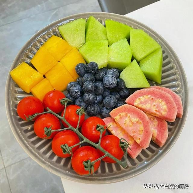 三种水果拼盘好看大气，用1到3种水果做水果拼盘（年夜饭你一定要学会的水果拼盘）