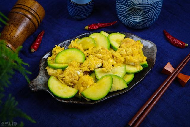 西葫芦怎么炒，清炒西葫芦怎么炒（家常菜炒西葫芦）