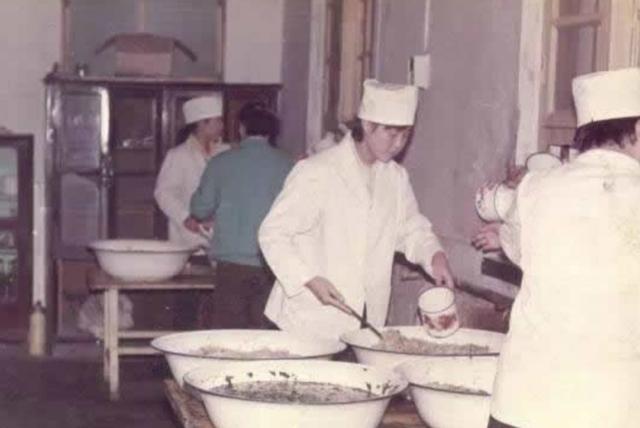 大锅饭什么意思，网红说的大锅饭是什么意思（吃“大锅饭”的年代你还记得不）